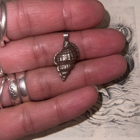 Sterling silver seashell pendant - Picture 7 of 12